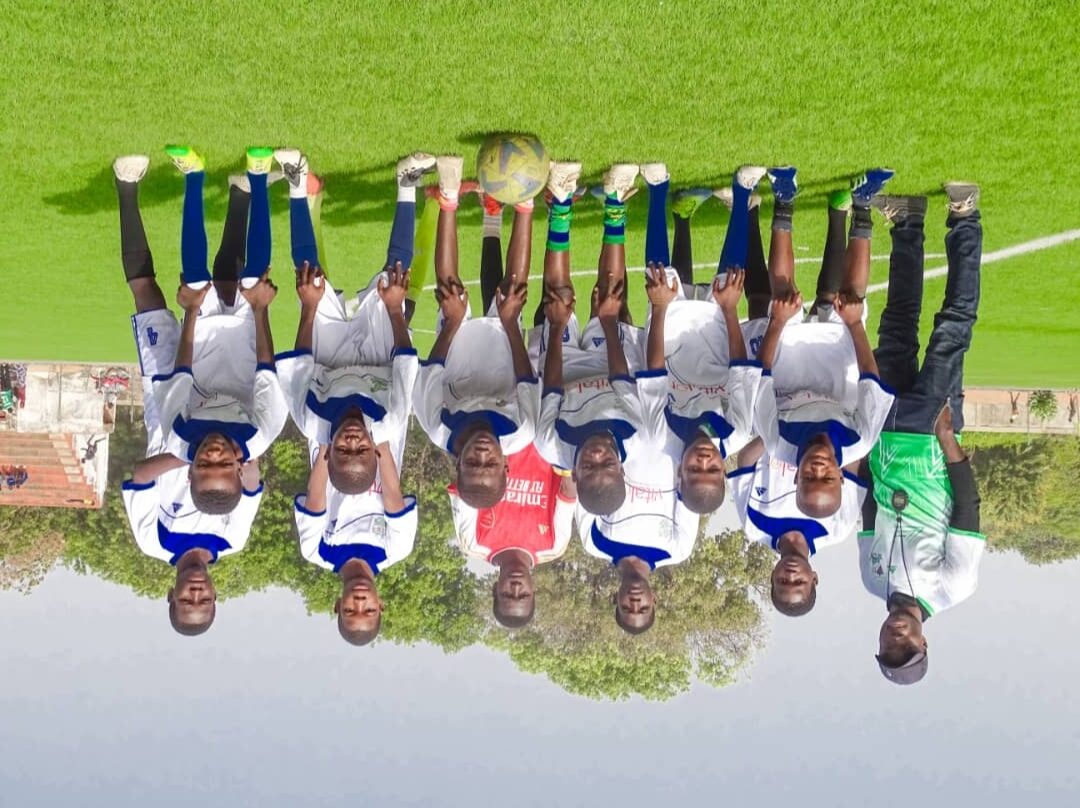 Photo d'équipe alignée avant l'entraînement